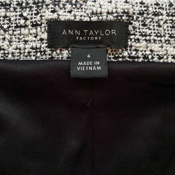 ANN Taylor black and‎ white boucle stretch pull on lined pencil skirt - Picture 3 of 5